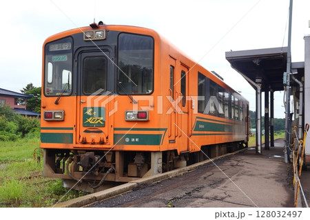 津軽鉄道終着駅 津軽中里駅に停車中の津軽21形気動車 128032497
