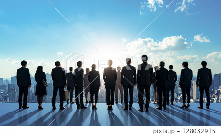 太陽に向かって立っているビジネスマン 太陽に向かって立っているビジネスマン 128032915