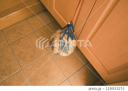 玄関に置かれたサッカーボール 玄関に置かれたサッカーボール 128033251