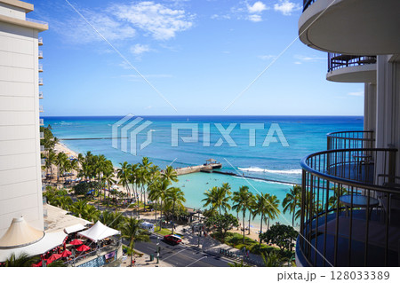 ハワイ　ラナイから見える美しい海 128033389