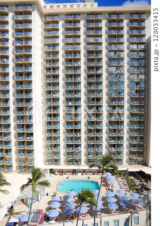 ハワイ　ホテルのプールで遊ぶ人々 128033415