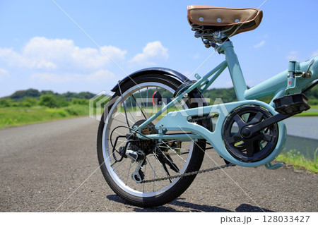 レジャー、アウトドアの季節とサイクリング。青空と自然の背景 レジャー、アウトドアの季節とサイクリング。青空と自然の背景 128033427