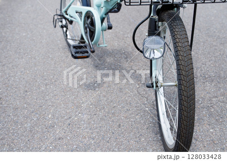 自転車の前輪についているライト 自転車の前輪についているライト 128033428