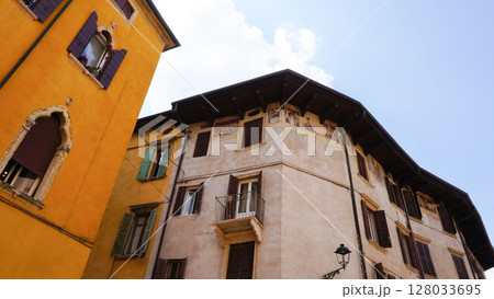 Colorful houses on the Verona's street 128033695