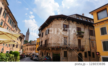Colorful houses on the Verona's street 128033696