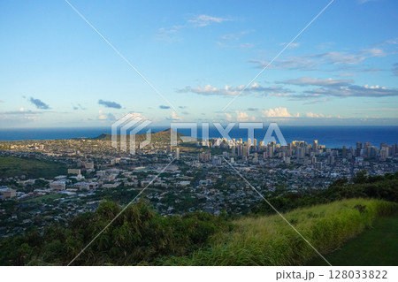 ハワイ タンタラスの丘からみた夕暮れのワイキキ ハワイ タンタラスの丘からみた夕暮れのワイキキ 128033822
