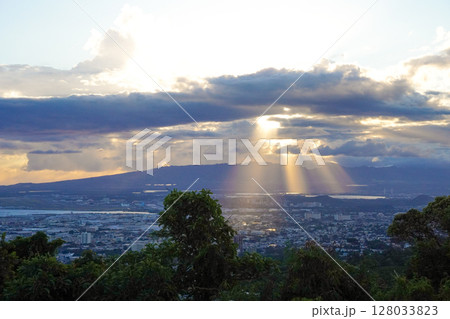 ハワイ　タンタラスの丘から見た光芒 128033823
