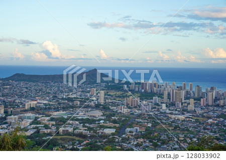 ハワイ タンタラスの丘から見たダイヤモンドヘッド ハワイ タンタラスの丘から見たダイヤモンドヘッド 128033902