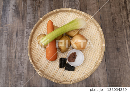 野菜コンソメスープを作る工程　野菜を刻み煮込む 128034289