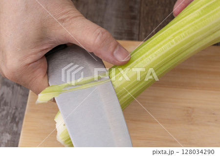 野菜コンソメスープを作る工程　野菜を刻み煮込む　セロリの筋を取る 128034290