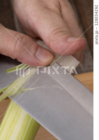 野菜コンソメスープを作る工程　野菜を刻み煮込む　セロリの筋,取る 128034292