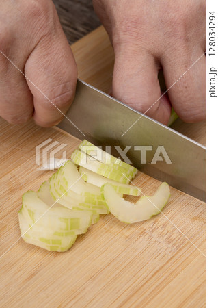 野菜コンソメスープを作る工程 野菜を刻み煮込む セロリを小口切りにする 野菜コンソメスープを作る工程 野菜を刻み煮込む セロリを小口切りにする 128034294