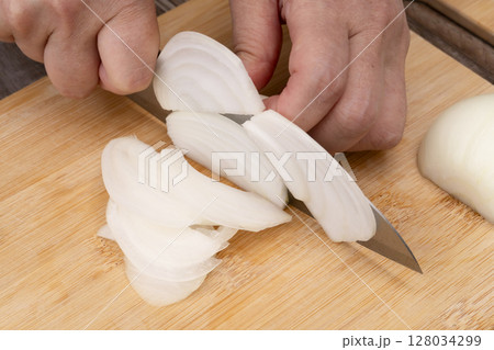 野菜コンソメスープを作る工程　野菜を刻み煮込む　玉ねぎを切る 128034299