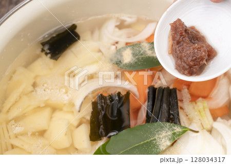 野菜コンソメスープを作る工程　野菜を刻み煮込む　梅干しの種を入れる 128034317