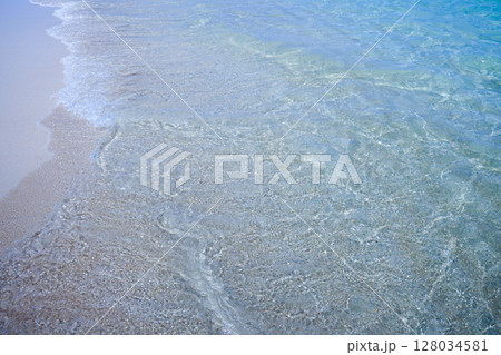 ハワイ ラニカイビーチの水面 ハワイ ラニカイビーチの水面 128034581