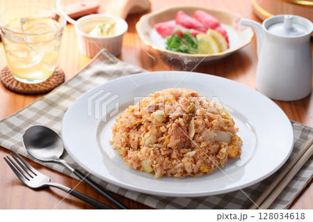 香り立つ明太子チャーハン　熱々ご飯とピリ辛魚卵の和風炒飯 128034618