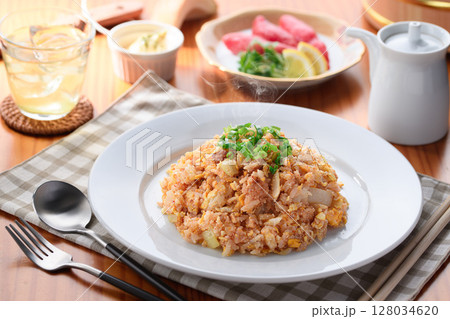 香り立つ明太子チャーハン 熱々ご飯とピリ辛魚卵の和風炒飯 香り立つ明太子チャーハン 熱々ご飯とピリ辛魚卵の和風炒飯 128034620