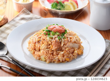 香り立つ明太子チャーハン　熱々ご飯とピリ辛魚卵の和風炒飯 128034623