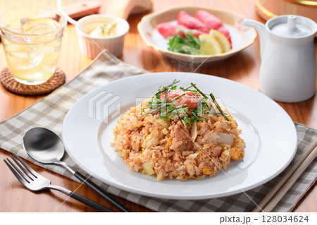 香り立つ明太子チャーハン　熱々ご飯とピリ辛魚卵の和風炒飯 128034624