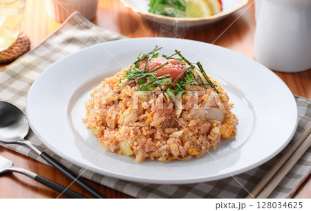 香り立つ明太子チャーハン　熱々ご飯とピリ辛魚卵の和風炒飯 128034625