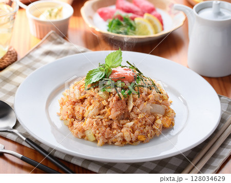 香り立つ明太子チャーハン 熱々ご飯とピリ辛魚卵の和風炒飯 香り立つ明太子チャーハン 熱々ご飯とピリ辛魚卵の和風炒飯 128034629
