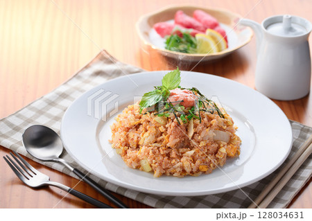 香り立つ明太子チャーハン　熱々ご飯とピリ辛魚卵の和風炒飯 128034631