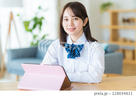 タブレットで勉強する女子高生 128034811