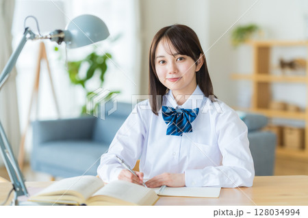 自宅で勉強をする女子高生 自宅で勉強をする女子高生 128034994