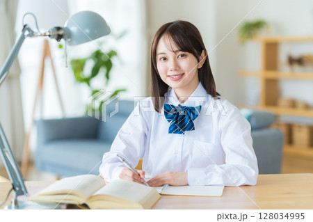 自宅で勉強をする女子高生 128034995