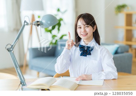 自宅で勉強をする女子高生 128035050