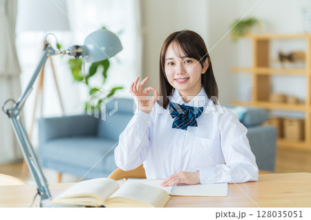 自宅で勉強をする女子高生 128035051