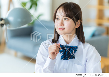 自宅で勉強をする女子高生 自宅で勉強をする女子高生 128035060