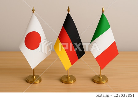 机の上に並べられた日本国旗とドイツ国旗とイタリア国旗 128035851