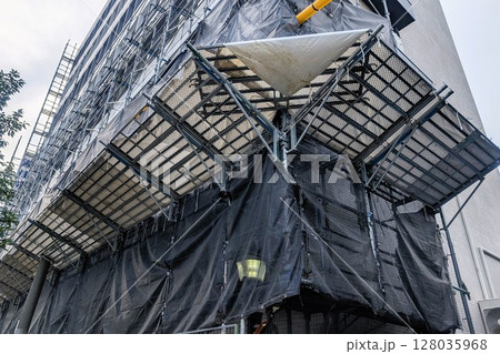 夏の工事現場の足場と朝顔 夏の工事現場の足場と朝顔 128035968