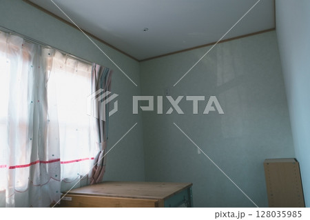 子供部屋にエアコンを取り付ける準備 128035985