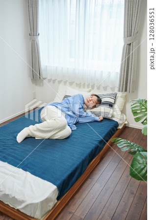 つわりに苦しむ女性　妊婦　マタニティ 128036551