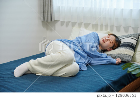 つわりに苦しむ女性 妊婦 マタニティ つわりに苦しむ女性 妊婦 マタニティ 128036553