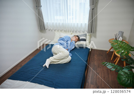 つわりに苦しむ女性　妊婦　マタニティ 128036574