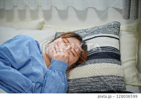 つわりに苦しむ女性 妊婦 マタニティ つわりに苦しむ女性 妊婦 マタニティ 128036599