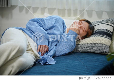 つわりに苦しむ女性　妊婦　マタニティ 128036627