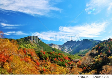 北海道　秋の青空と紅葉の十勝岳 128036790