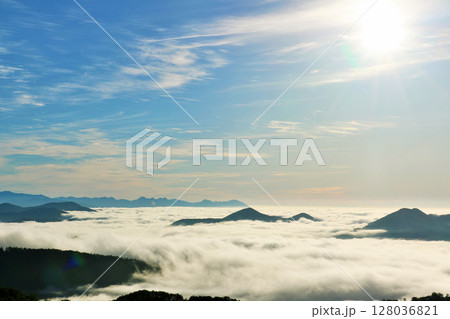 北海道　夜明けの太陽と雲海の大地 128036821