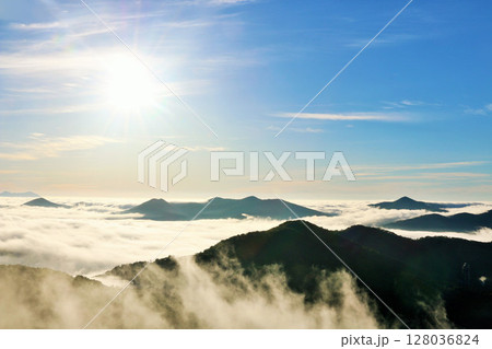 北海道 夜明けの太陽と雲海の大地 北海道 夜明けの太陽と雲海の大地 128036824