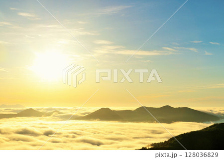 北海道 秋の雲海と朝の日差し 北海道 秋の雲海と朝の日差し 128036829