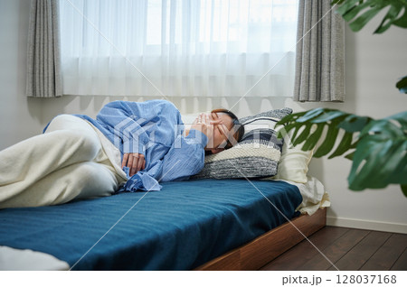 つわりに苦しむ女性　妊婦　マタニティ 128037168