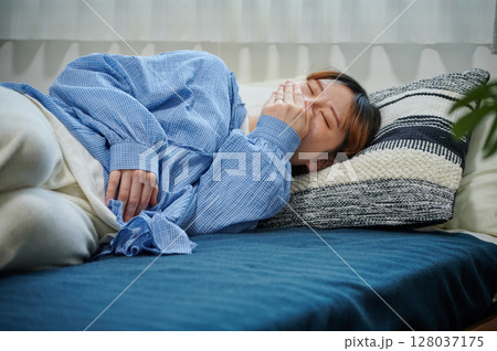 つわりに苦しむ女性　妊婦　マタニティ 128037175