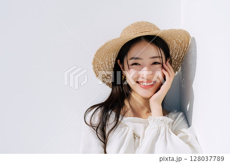 綺麗な白い肌の女性・日焼け防止「AI生成画像」 128037789