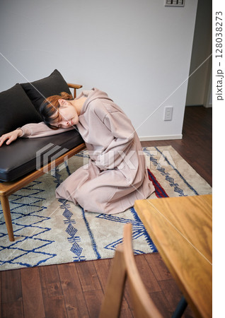 つわりに苦しむ女性　妊婦　マタニティ 128038273