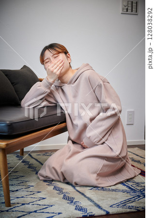 つわりに苦しむ女性 妊婦 マタニティ つわりに苦しむ女性 妊婦 マタニティ 128038292