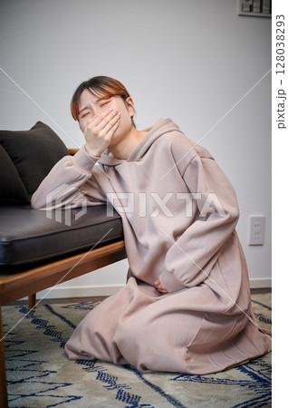 つわりに苦しむ女性　妊婦　マタニティ 128038293